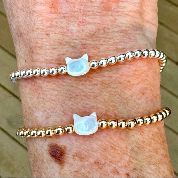 Kitty -Handmade 14k gold filled stretch mother of pearl kitty bracelet - Picture 2 of 12